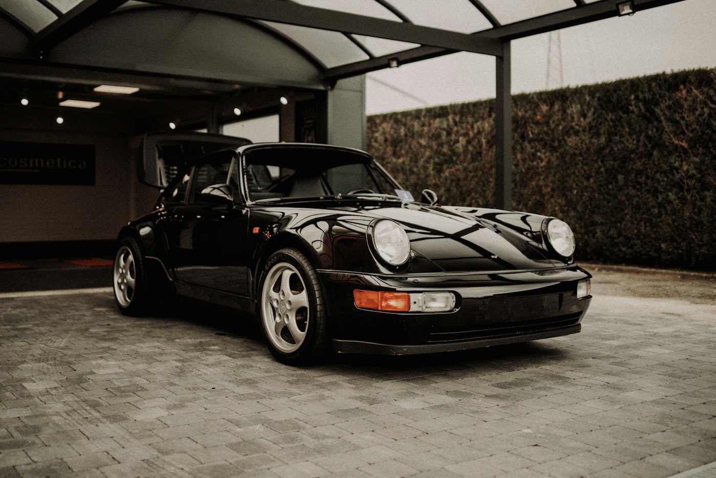Schwarzer Sportwagen in einer Garage