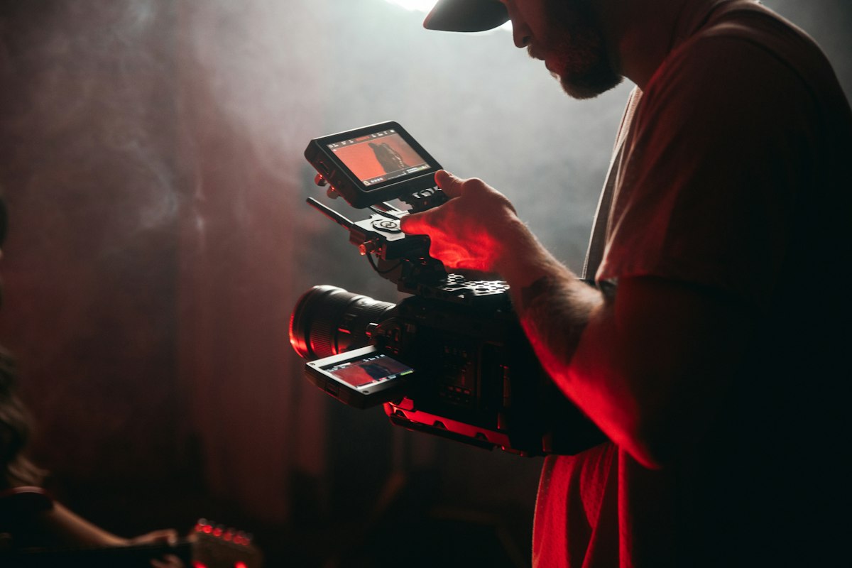 Arda Bektas bei einem Videodreh